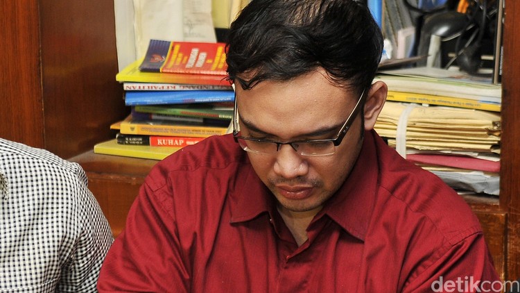 Terjerat kasus narkoba, Sandy Tumiwa harus mendekam di penjara dan jalani puasa tanpa keluarga.