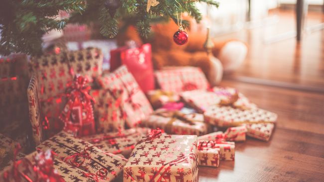 Intip ide bungkus kado hari Natal 2021 agar hadiah yang Anda berikan menjadi semakin cantik dan berkesan.