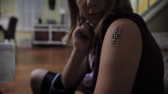 Tato biometrik Chaotic Moon Studios tidak ditanam di tubuh, melainkan bisa dilepas-pasang. Ia dapat melacak kondisi kesehatan pengguna.