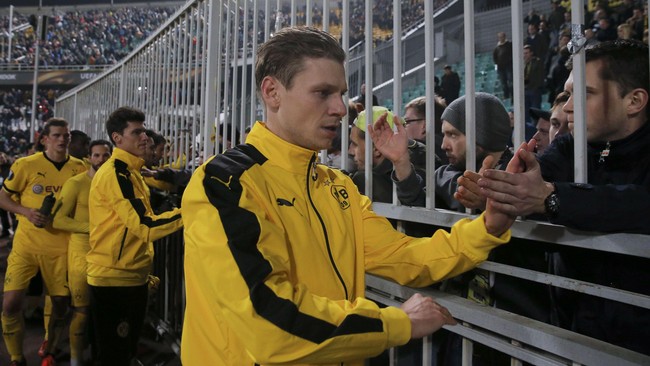 Seorang suporter Borussia Dortmund tewas saat menyaksikan laga timnya versus Mainz 05. Suporter Dortmund yang lain pun memberikan penghormatan ketika laga usai.