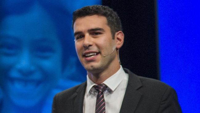 Adam Braun adalah pendiri yayasan Pencils of Promise yang memberi kesempatan sekolah untuk anak di negara berkembang. Semua dimulai dari hobinya bertualang.