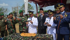 Warga Mesuji Serahkan Puluhan Senjata Api Ilegal ke TNI