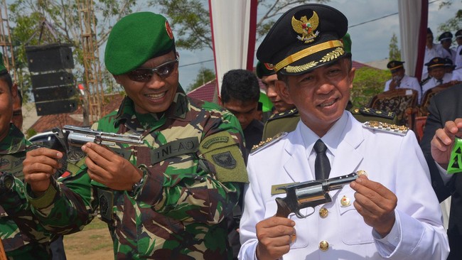 Penyerahan senjata api ilegal ini diharapkan bisa memperbaiki citra Provinsi Lampung sebagai daerah yang dikenal dengan pelaku begal sepeda motor.