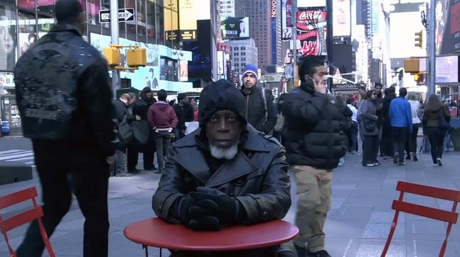 Otis Jhonson heran dengan pejalan kaki yang memakai earphone di telinga. Banyak orang berjalan sambil mengontrol ponselnya, tanpa melihat jalan.