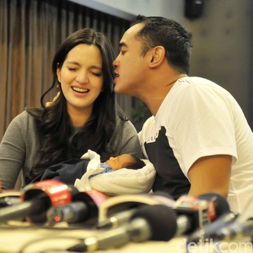 Nia Ramadhani Menangis dalam Pelukan Ardi Bakrie, Ada Apa?