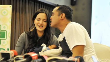 Nia Ramadhani Menangis dalam Pelukan Ardi Bakrie, Ada Apa?