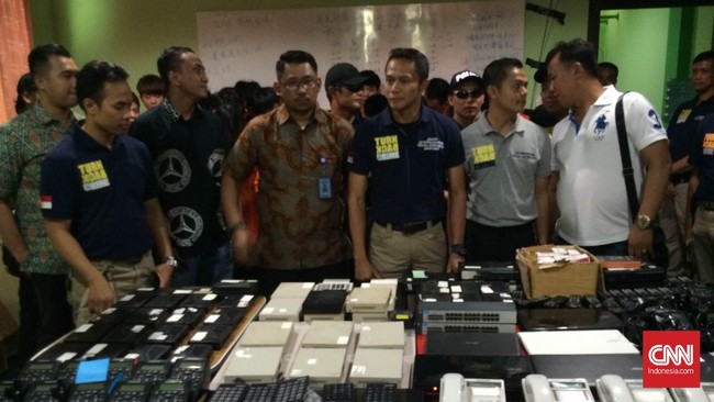 Dari ruko di kawasan Mangga Dua, komplotan penipuan ini menghubungi korban warga negara China dengan mengaku sebagai penegak hukum negeri tirai bambu itu.