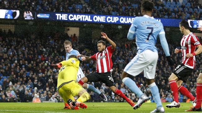 Babak pertama antara ManCity melawan Southampton di Stadion Etihad, Sabtu (28/11), untuk sementara berakhir dengan keunggulan The Citizens dua gol tanpa balas.