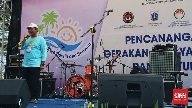 Menko Kemaritiman Rizal Ramli meminta Pemda yang memiliki objek wisata membiasakan warganya tersenyum untuk dapat menarik minat turis asing berkunjung.