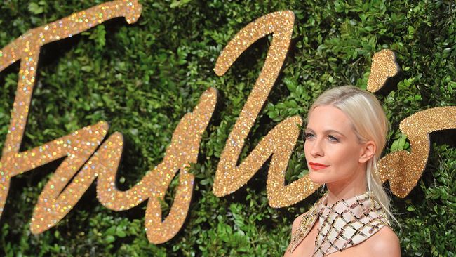 "Ini omong kosong. Anda akan kehilangan pekerjaan besok. Selamat," kata saksi mata tersebut menirukan omongan Poppy Delevingne.