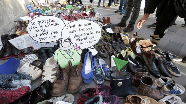 Ribuan aktivis lingkungan mengirim sepatu ke Paris sebagai tanda solidaritas karena pawai lingkungan di Paris dibatalkan.