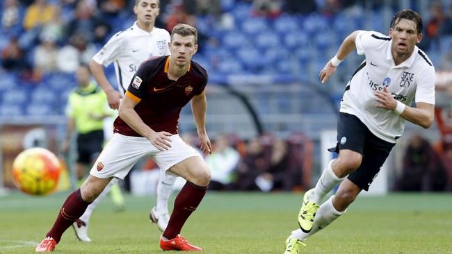 Tiga kartu merah dikeluarkan wasit Gianpolo Calvarese dalam laga antara AS Roma dan Atalanta di Stadion Olimpico. Dalam laga itu Roma kalah 0-2.