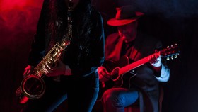 Tepuk Tangan Pengunjung dan Kesuksesan Musisi Kafe