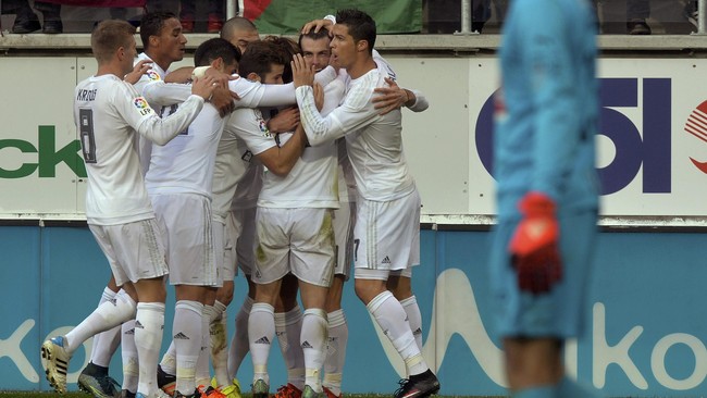 Real Madrid meraih kemenangan 2-0 atas Eibar di Municipal de Ipurua, Minggu (29/11), sekaligus menjaga peluang bersaing dengan Barcelona dan Atletico Madrid.