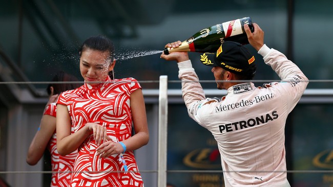 Bagi Mercedes, tidak ada seorang pebalap pun yang tidak tergantikan, termasuk di antaranya sang juara dunia tiga kali, Lewis Hamilton.