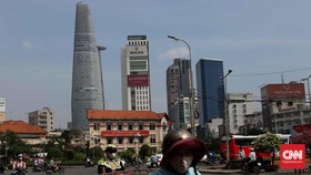 Bitexco Financial Tower (kiri) menjadi gedung tertinggi di Ho Chi Minh dan gedung tertinggi ketiga di Vietnam. Desain gedung pencakar langit ini terinspirasi dari kuncup bunga teratai yang menjadi lambang negara Vietnam. CNN Indonesia/Safir Makki