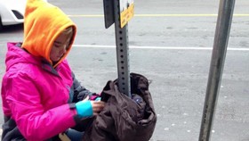 Bocah Kanada Sumbang Jaket Lewat Tiang Listrik