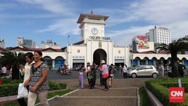 Di sana penjual dengan ramah menawarkan barang dagangan, terkadang memegang tangan pengunjung untuk berhenti melihat jualan mereka.