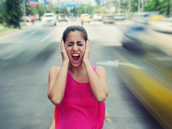 Tetangga Karaoke dan Pasang Lagu Berisik Tengah Malam, Bisa Dipidana?