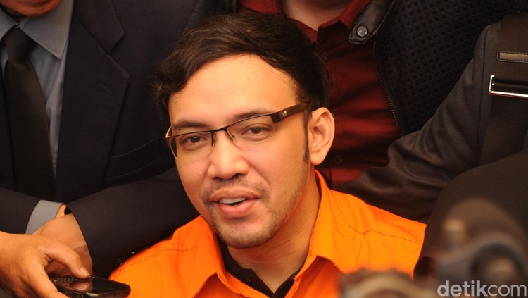 Sandy Tumiwa tersangkut kasus narkoba. Sebagai suami, penyesalan dirasakan Sandy pada istri tercinta, Vivi.