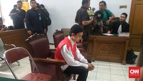 Pembunuh Tata Chubby Cium Tangan Hakim Usai Sidang