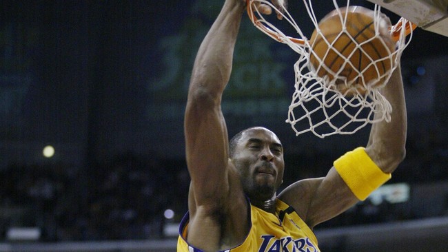 Kobe Bryant sering kali mengalahkan waktu dan menghindarkan Lakers dari kekalahan. Kini tiba saatnya Bryant menyerah dengan waktu dan undur diri.