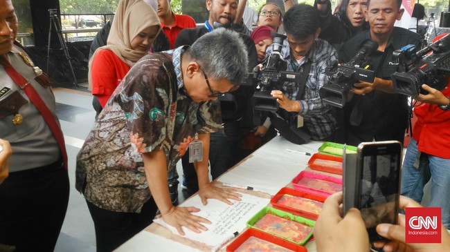 Plt Pemimpin KPK Johan Budi berpesan agar tak berhenti sedetik pun dalam memberantas tindak pidana korupsi di Indonesia meski ada beragam hambatan.