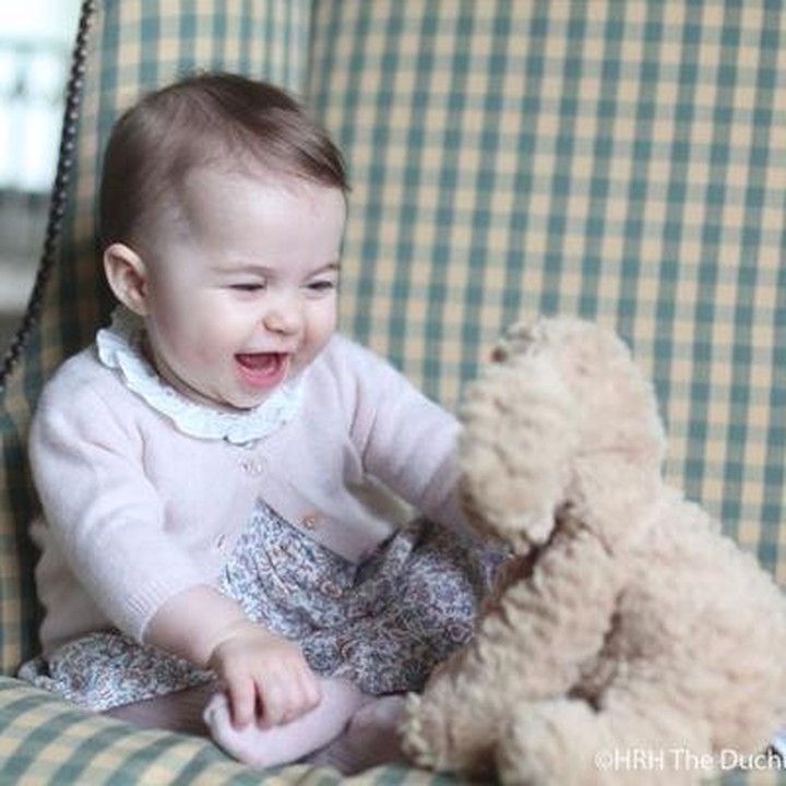 <p>Ini foto Putri Charlotte saat masih bayi. Aih, happy sekali putri kecil main bareng boneka anjingnya. (Foto: Istana Kensington)</p>