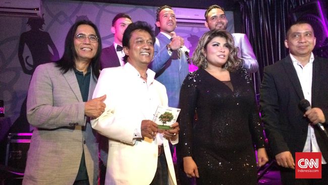 Kedua musisi senior merangkum kembali lagu-lagu lawas mereka dalam album musik The Great Composers yang meraih tiga platinum.