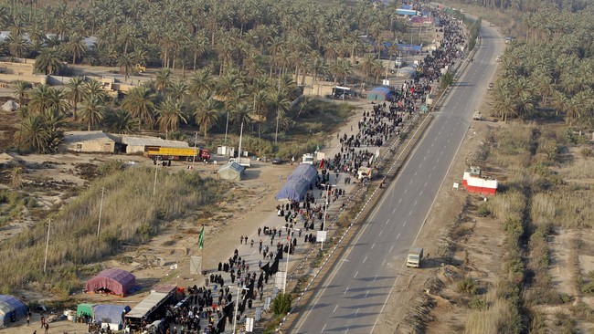Ratusan ribu peziarah Muslim Syiah menyerbu masuk Irak dari Iran, dan Irak menuduh negara tetangganya sengaja agar para peziarah bisa masuk secara ilegal.