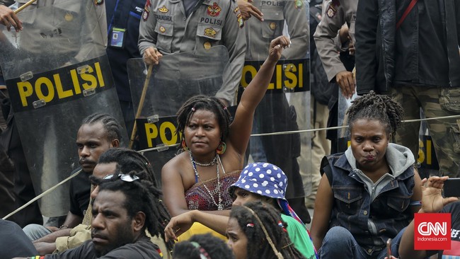 Polda Papua menyebut aksi pembakaran Kantor Bupati Jayawijaya bermula dari tawuran antarpelajar karena salah satu sekolah menolak ajakan demo.