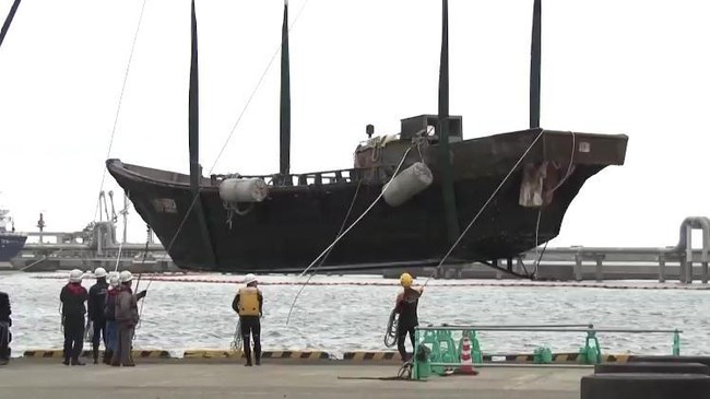 Publik Jepang dikejutkan dengan terdamparnya sejumlah kapal kayu yang berisi puluhan jasad manusia yang telah membusuk di sekitar Laut Jepang.