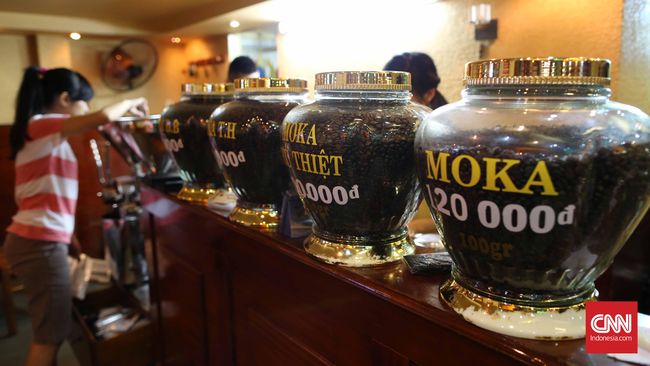 Di Vietnam, kopi adalah minuman pokok. Saat minum kopi, tak lagi ada batas usia dan status. Semua lebur bersama kopi.