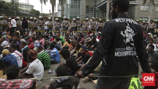 Kabid Humas Polda Metro Kombes Mohammad Iqbal menyatakan belum diketahui motif pengeroyokan. Namun, ia menduga ada provokator di balik aksi sepihak itu.