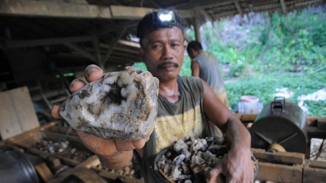 Kepolisian Daerah Provinsi Riau menggencarkan operasi penambangan emas ilegal di sejumlah daerah aliran sungai di Kabupaten Kuantan Singingi.