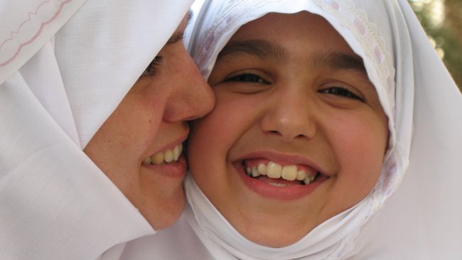Tak dimungkiri, kata maaf, terima kasih, dan sayang lebih mudah diucapkan kepada pasangan atau teman dibandingkan ke ibu. Yuk ubah sikap di Hari Ibu ini.