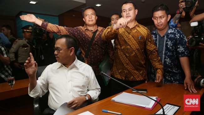 Belum sempat Sudirman memberikan keterangannya, anggota MKD dari Fraksi Golkar, Ridwan Bae, sudah mengajukan interupsi-interupsi.