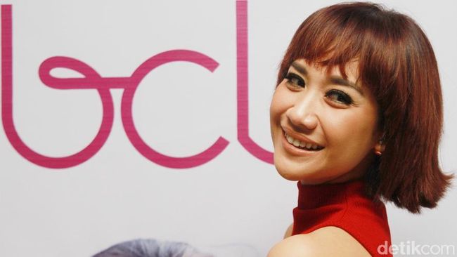 Bersama musisi bertampang kalem itu, Bunga Citra Lestari alias BCL membuat single baru demi memenuhi permintaan penggemar.