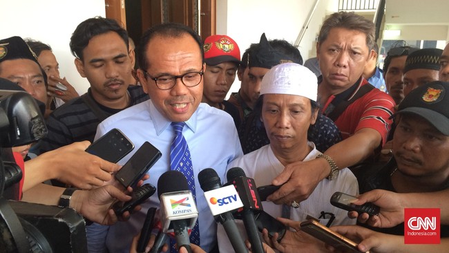 Mandra dianggap menyalahgunakan wewenang dan merugikan keuangan negara senilai Rp14,47 miliar.