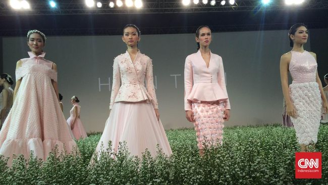 Desainer Hien Tjen menampilkan pergelaran busana bertema Enchantress di acara IPMI Trend Show 2016.