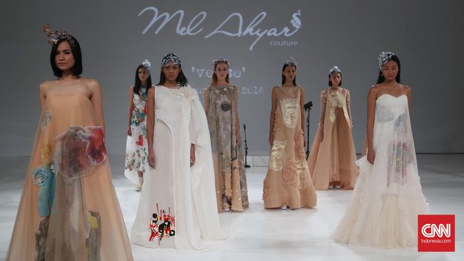 Mel Ahyar berkisah tentang romantisme dari 12 pujangga di IPMI Trend Show 2016. Lewat mode dan puisi, Mel ingin menyebar pesan cinta dan kedamaian.