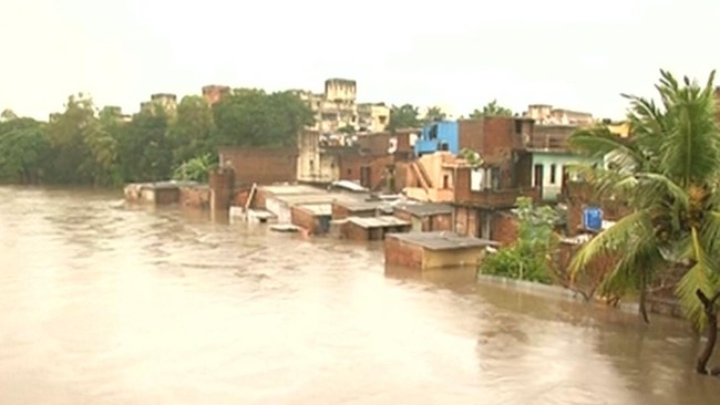 Hujan terderas sepanjang abad ini mengguyur India, menyebabkan banjir di Tamil Nadu. Ribuan orang keluar dari rumah, pabrik tutup, dan bandara lumpuh.