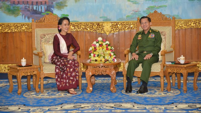 Usai berdiskusi dengan Presiden Myanmar, tokoh oposisi Aung San Suu Kyi melanjutkan pembahasan transisi pemerintahan dengan Kepala Militer Myanmar.