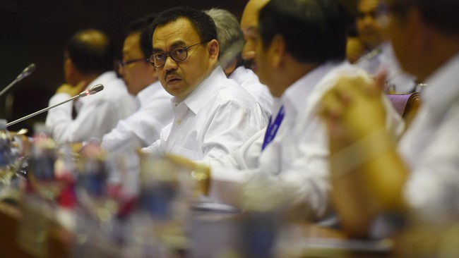 Sampai awal Desember 2015, Kementerian ESDM baru menggunakan Rp 6 triliun dari pagu APBNP 2015 yang dipatok sebesar Rp 14,9 triliun.