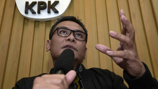 Anggota Komisi III DPR RI Fraksi PDIP Johan Budi mengatakan Polri tidak bisa serta merta mengangkat 56 orang mantan pegawai KPK.