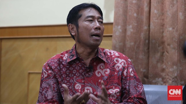 Haji Lulung mendukung pasangan Anies-Sandi sedangkan Djan Faridz justru mendukung pasangan Ahok-Djarot. Djan juga memecat Lulung dari PPP.