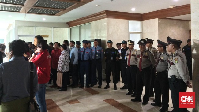 Terjadi aksi saling dorong antara wartawan dan juru foto dengan petugas pengamanan yang menjaga di depan pintu ruang sidang.