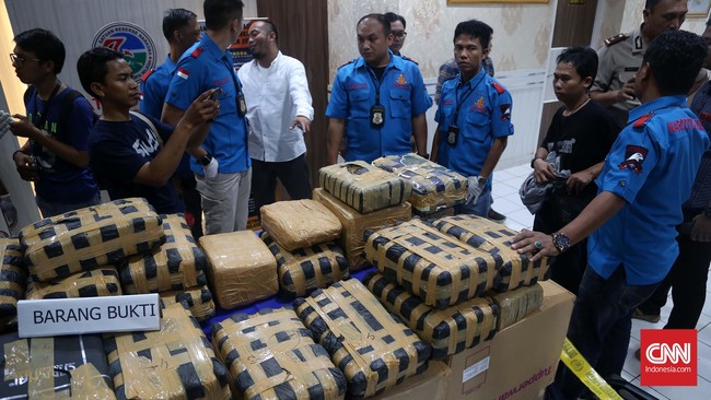 Pemilik ganja 1,3 ton yang ditemukan 31 Desember 2017 diduga merupakan mantan narapidana kasus narkotik asal Aceh. Polisi masih memburu bandar itu.