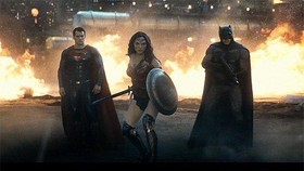 Zack Snyder Benci 'Spoiler' dan Aksi Peretasan