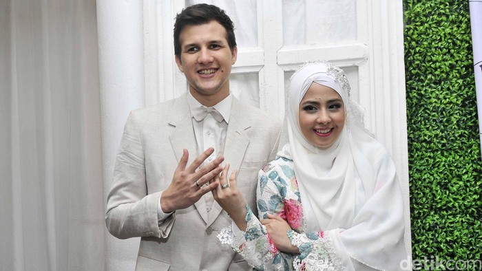 Risty Tagor menikah dengan Stuart Collin